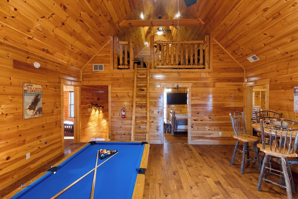 A View for All Seasons by Avantstay 12bdr w/ Game Room, Hot Tub, Movie Theater, Deck Views