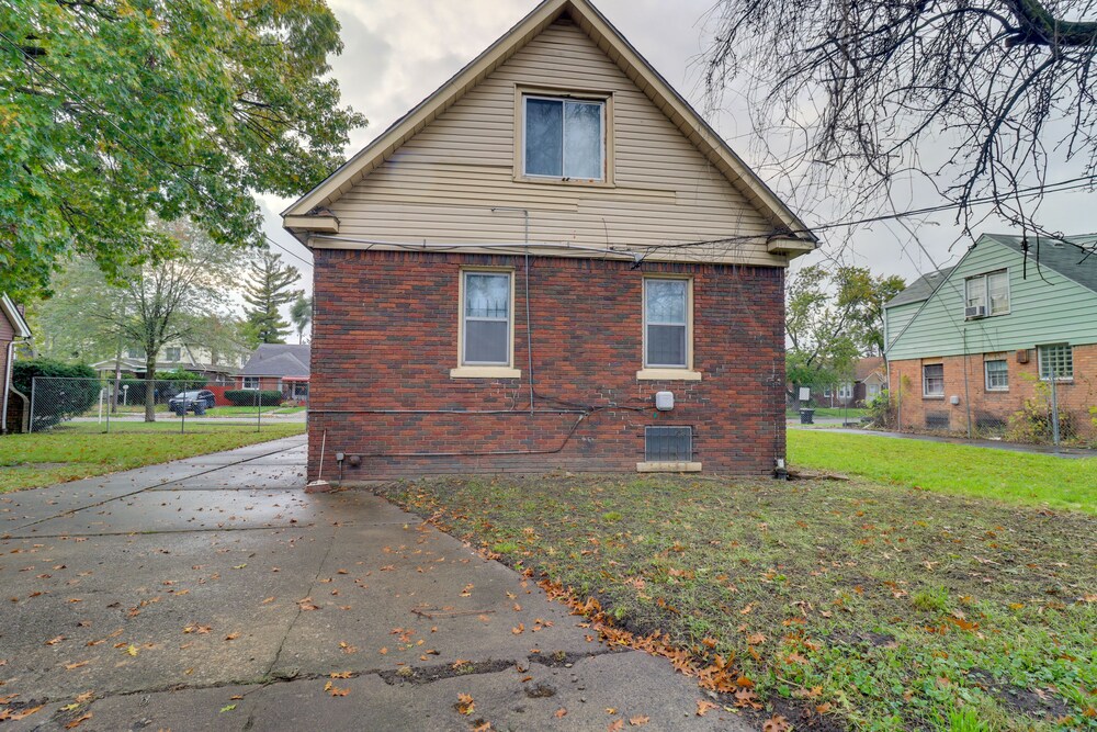 8 Mi to Ford Field: Detroit Getaway w/ Fireplace! view 5