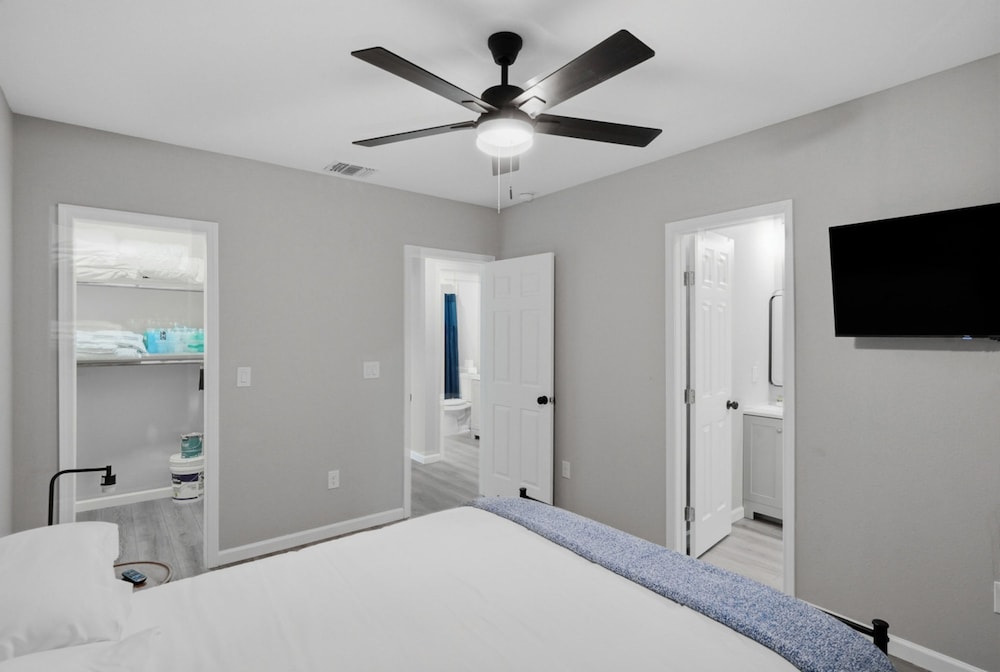 Cozy 3BR Suite Insuite Laundry Min to Downtown