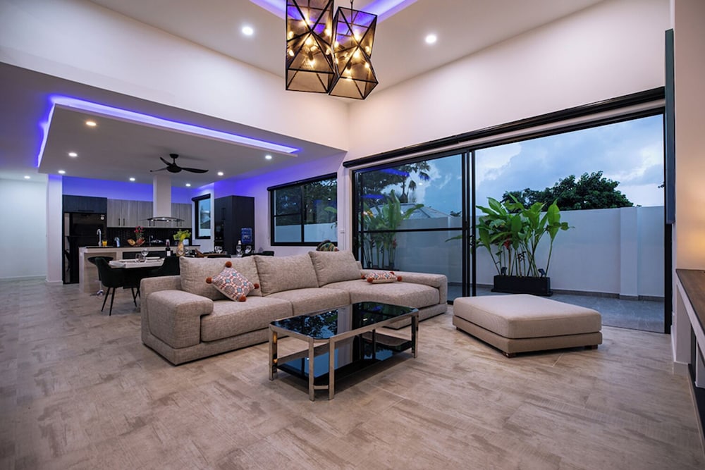 Modern 5 Bedrooms Pool Villa Curtis