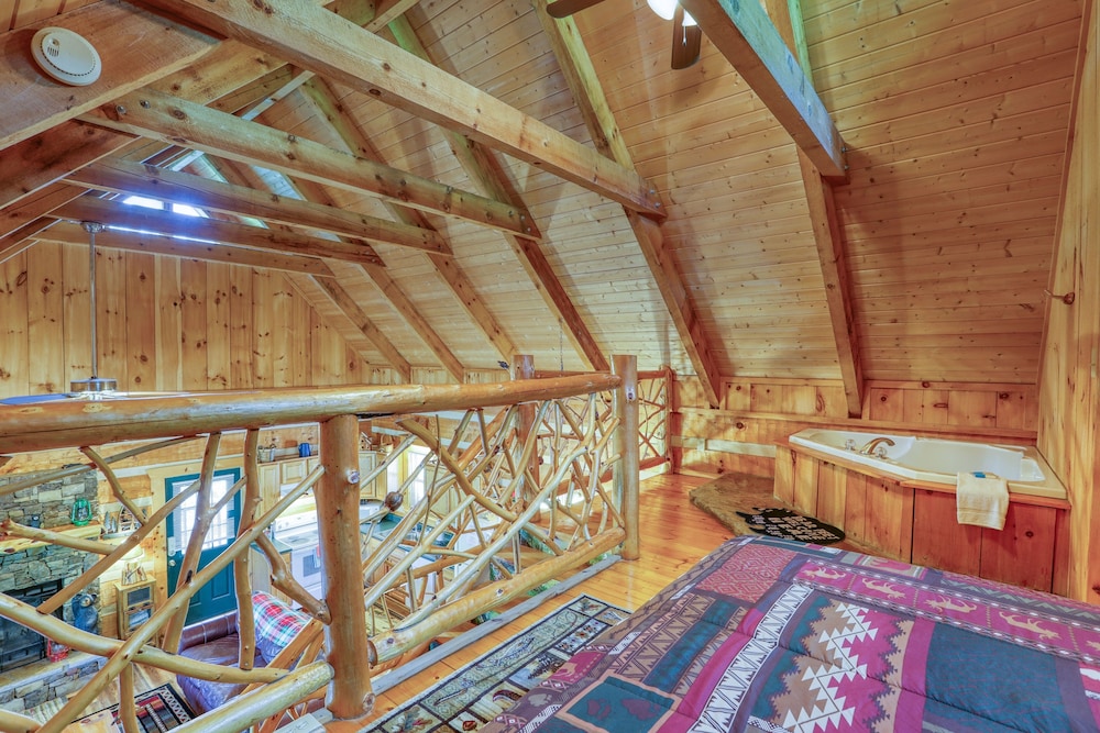 Bear Pause - 2 Bedrooms, 2 Baths, Sleeps 6 Cabin by RedAwning