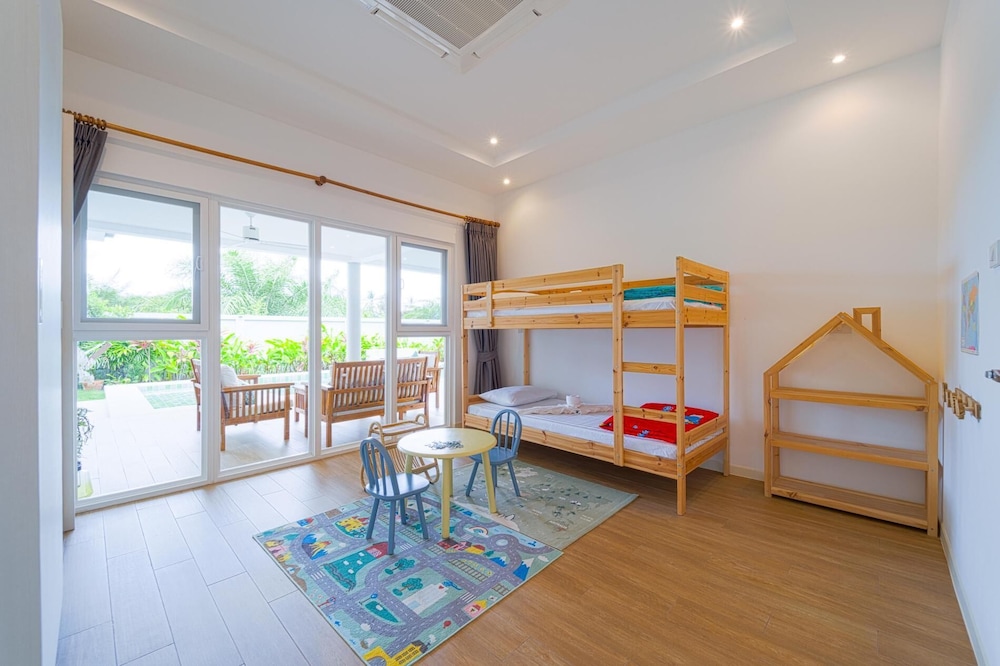 TropicalFamilyVilla w Pool&Garden ML103