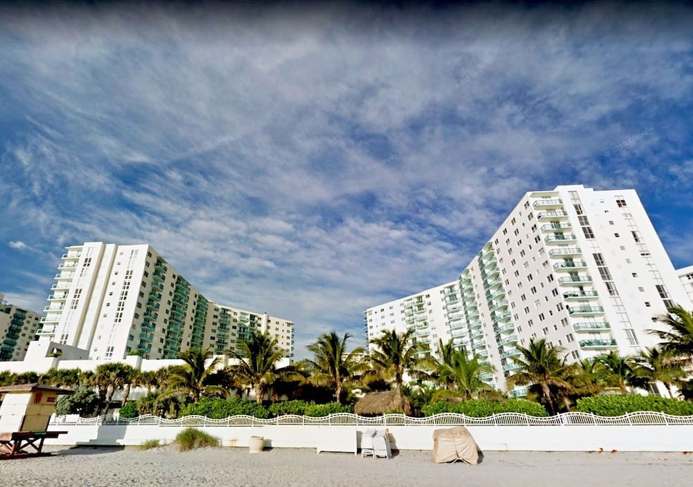 The Tides by Miami Te Espera