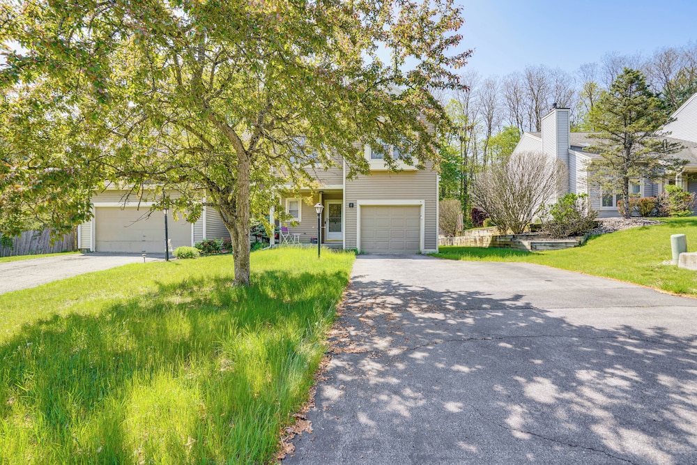 Private Yard & Grill: Quiet Getaway Near Albany!