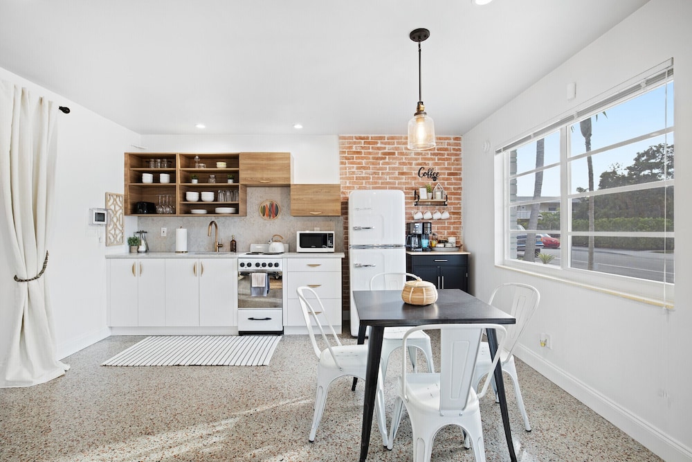Modern Downtown Bungalow view 4