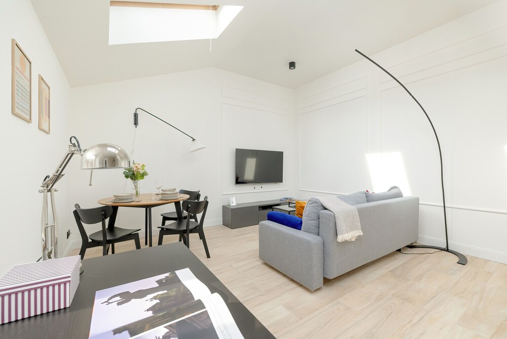 Bright Apartment Poznań by Renters
