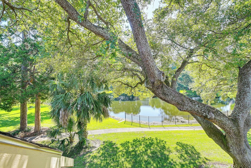 Unwind Poolside & Walk to Ocean! Myrtle Beach Unit