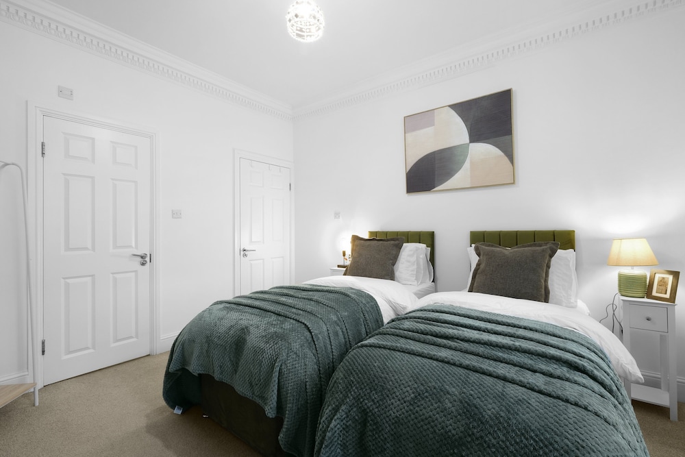 Luxury 3BR 2BA with Hot Tub and Garden