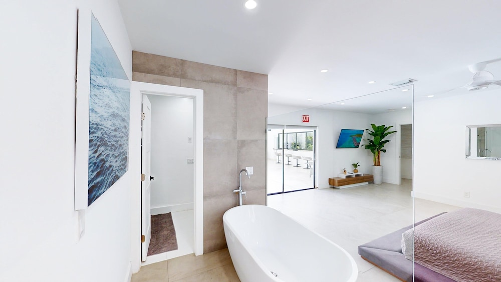 Villa Shapira 6BR Luxurious Designer Home With Heated Pool