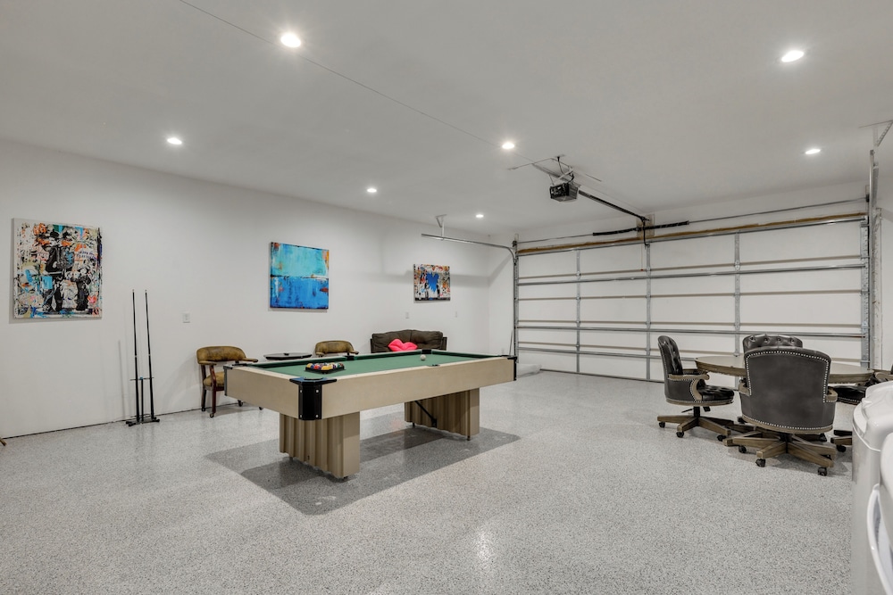Colorado River Views: Waterfront Bullhead Home