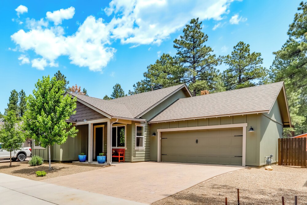 Walk to Flagstaff Urban Trails System: Cozy Home
