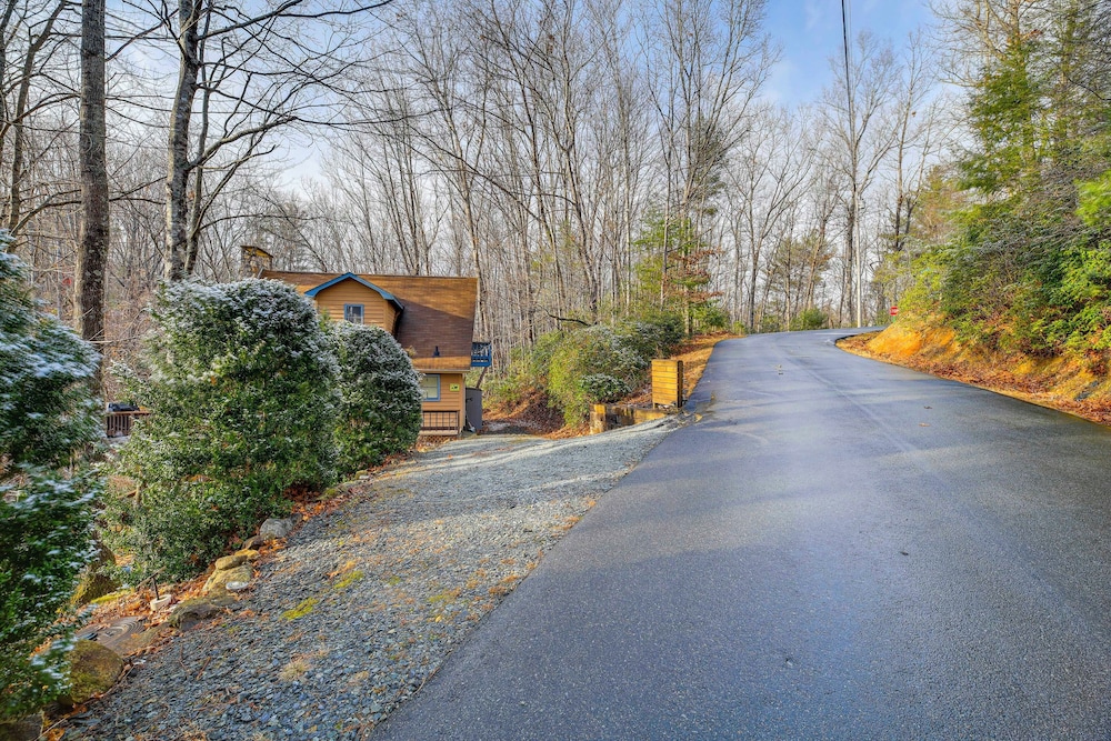 Blue Ridge Mountains Cabin w/ Community Perks!