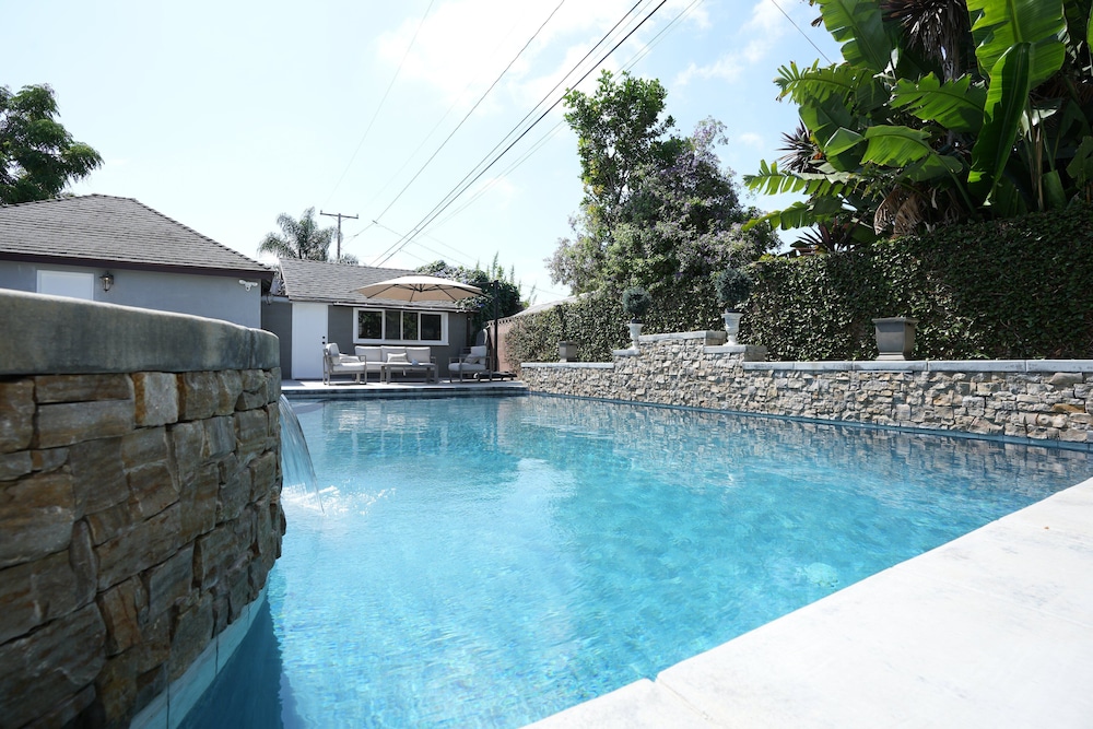 Designer decorated 6 bedroom 4 bath pool home