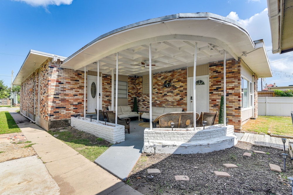 Walk to Beach: Galveston Vacation Rental!
