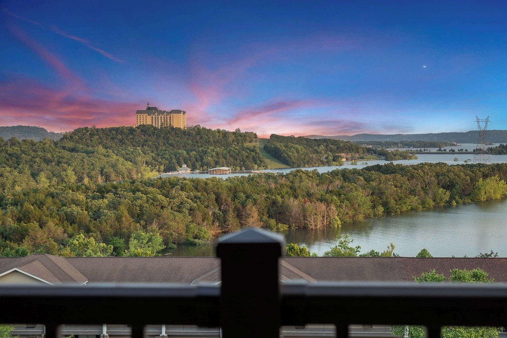 Chill on the Hill - Lake Views!
