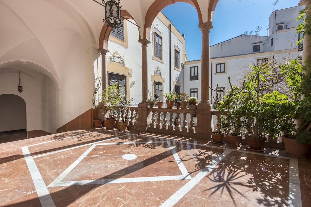 Casa degli Affreschi Palazzo Lungarini