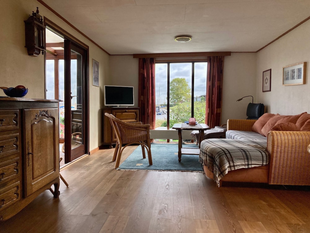 4pers - House w Sauna, Winter Garden & Fishing Pier in Front of the Lauwersmeer view 5