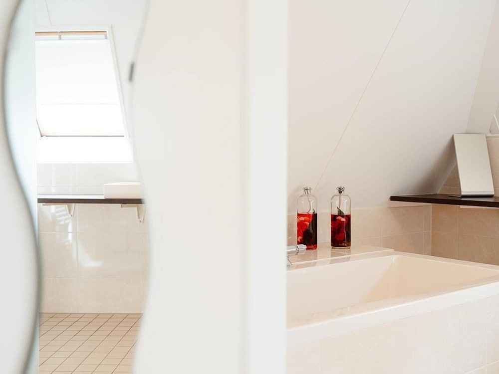 Detached Villa with Outdoor Fireplace near Veluwe view 3