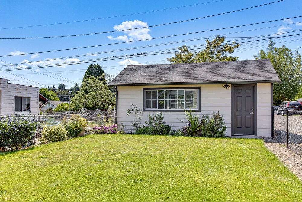 2 Mi to Dtwn Tacoma: Charming Home w/ Deck & Yard!
