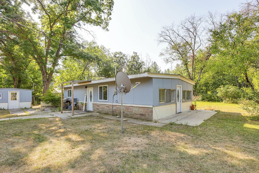 Pet-friendly Retreat: Over 3 Acres in Baldwin!