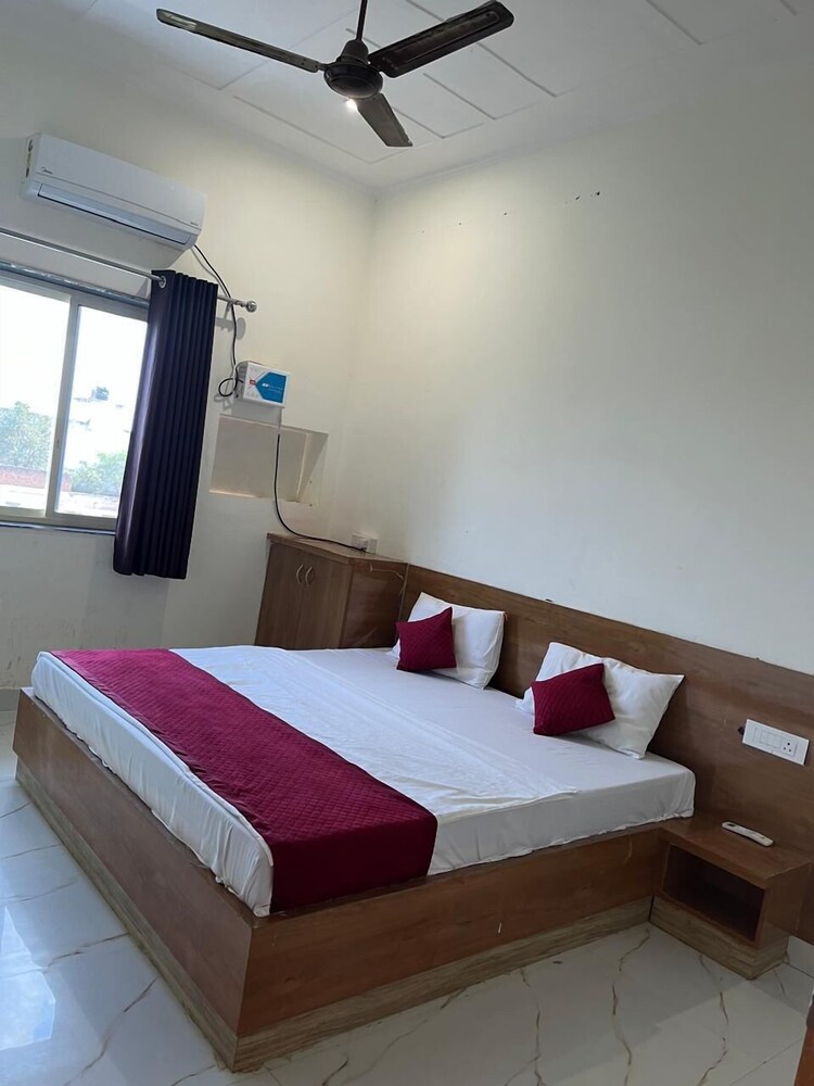 Ladlee Palace Guest House