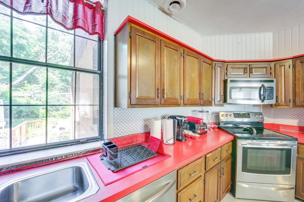 2 Mi to Dtwn Pittsburgh: Family-friendly Townhome!
