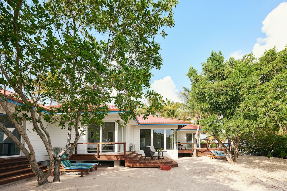 Ray Caye Private Island Resort