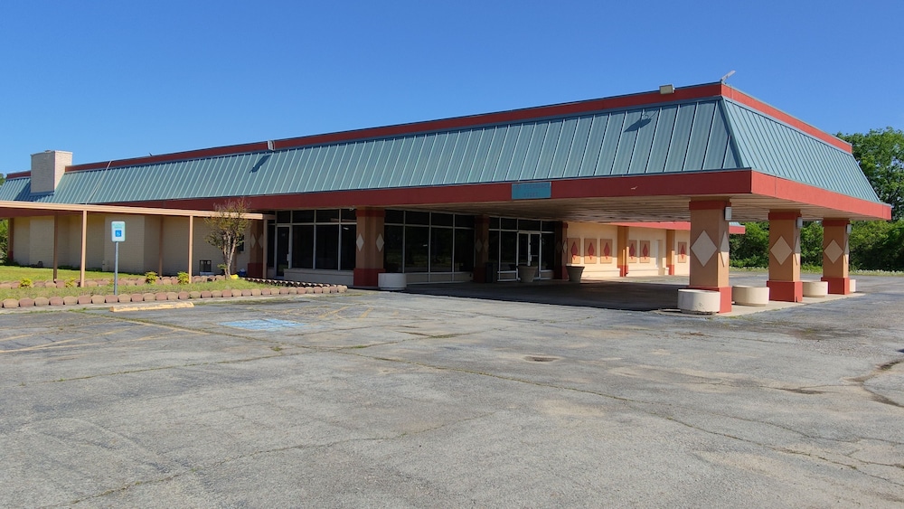 Hotel Countryside Inn & Suites - Image 1