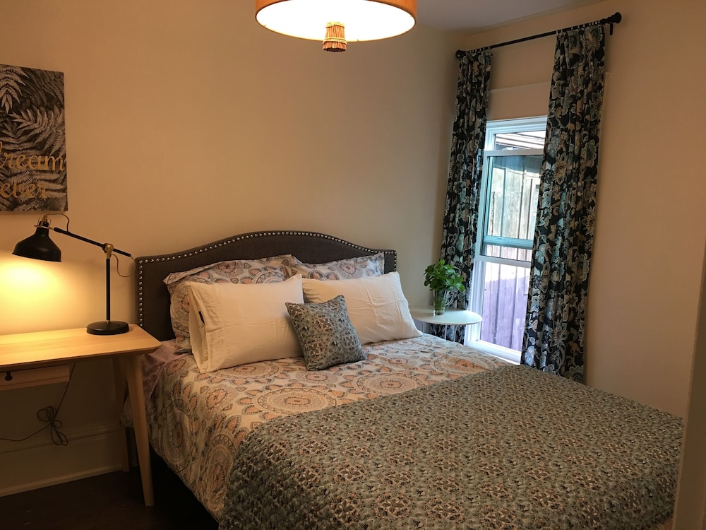 Beautiful 4BR Downtown House, Sleeps 10 - Image 4