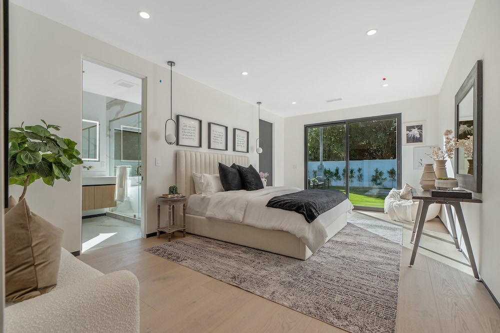 Noble Modern - Urban Sanctuary in Sherman Oaks With Poolside and Patio