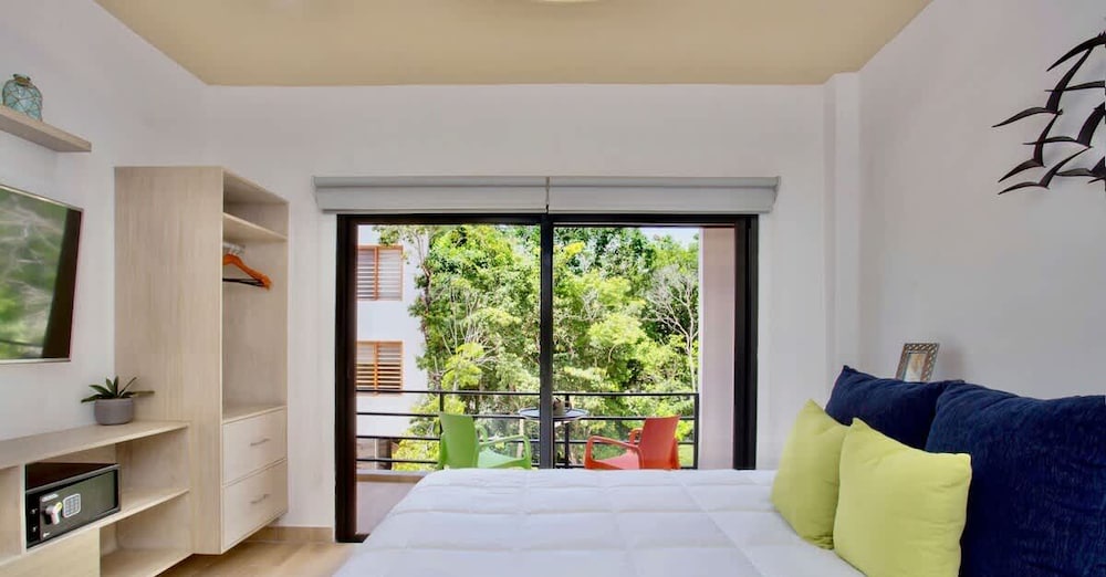Spacious 1 BR With Great Location & Rooftop Pool by Waves Management