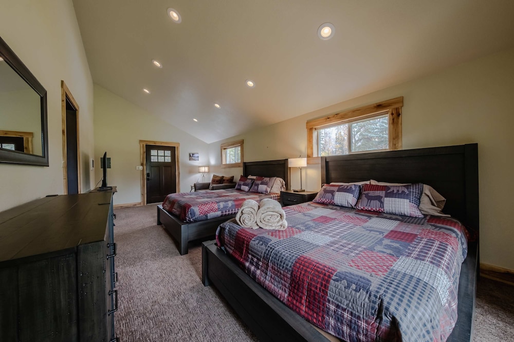 Flathead River Retreat For 15!