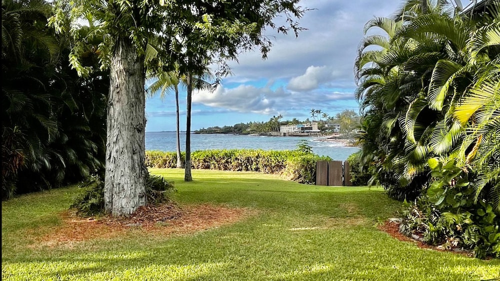Sophisticated Oceanfront Retreat - Air-conditioned - Walk to Beach - Vrkcv