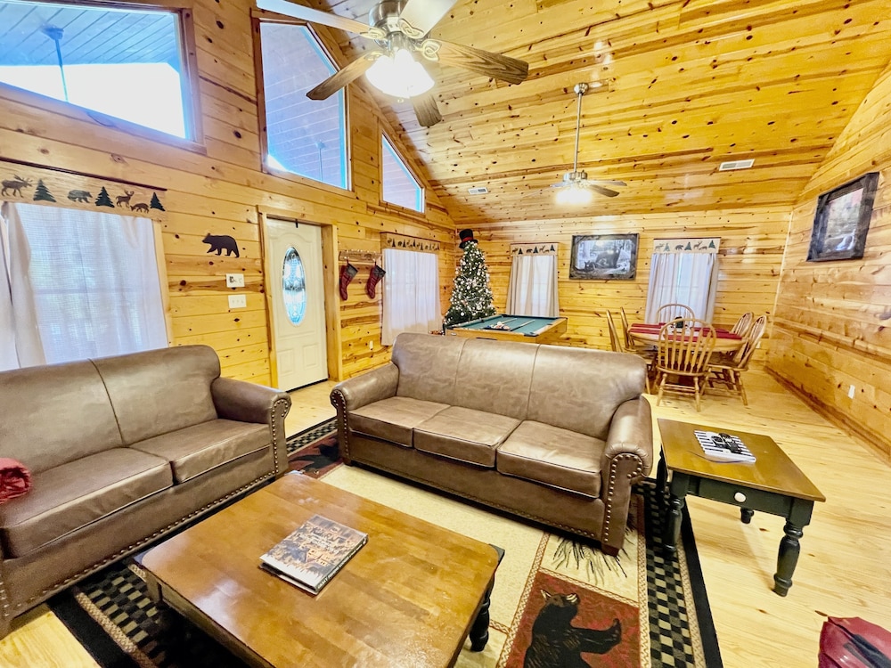 Little Sugar Camp 3 Bedroom Cabin by RedAwning