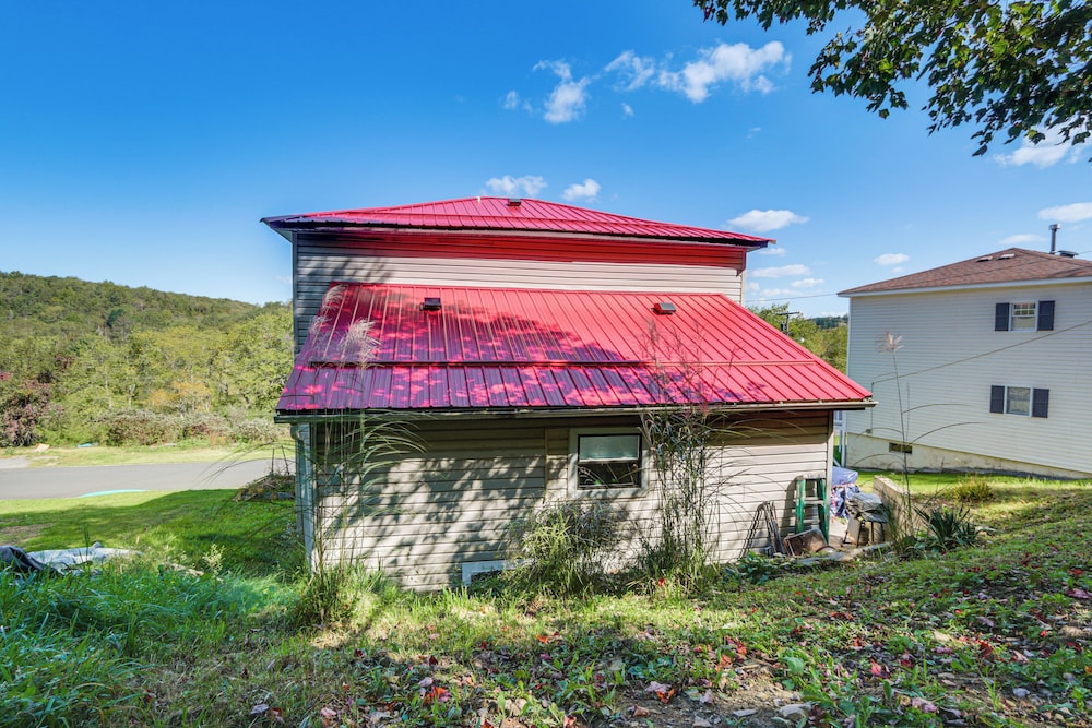 3 Mi to Blackwater Falls: Peaceful Retreat w/ Deck