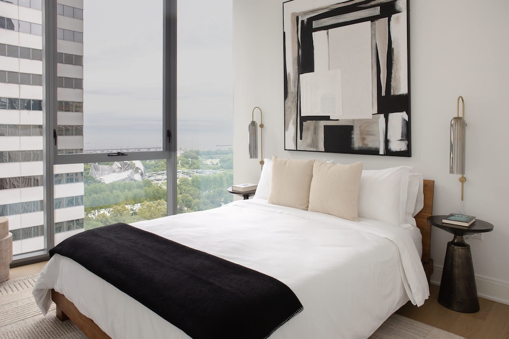 Luxury Downtown PH Bean Lake Views