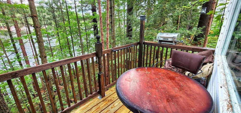 2 Romantic Island Cabins for 5 - Hot Tub Boat