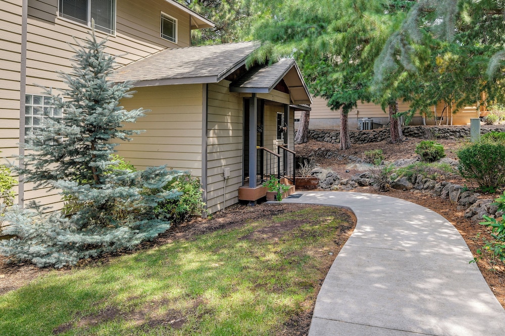 Resort-style Klamath Falls Home, Golf Course View! view 3