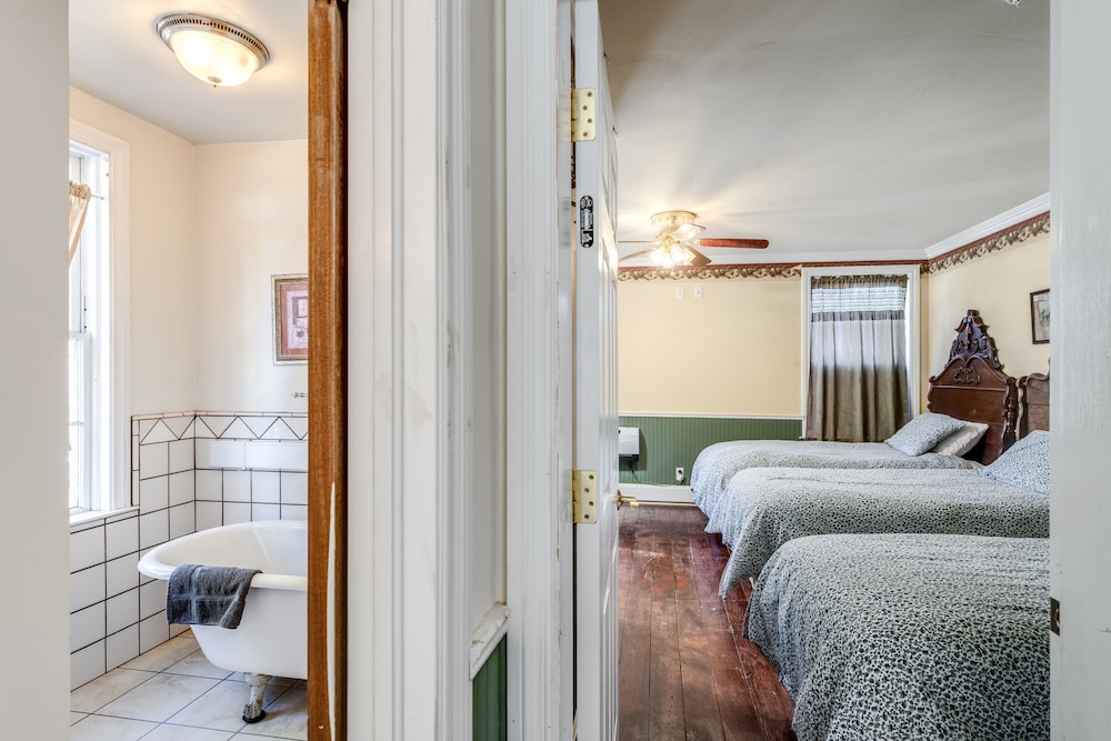 The Dutch Flat Hotel