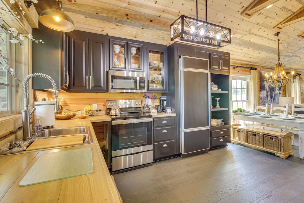 Deck & Yard: 'margy's Farmhouse' in Jasper