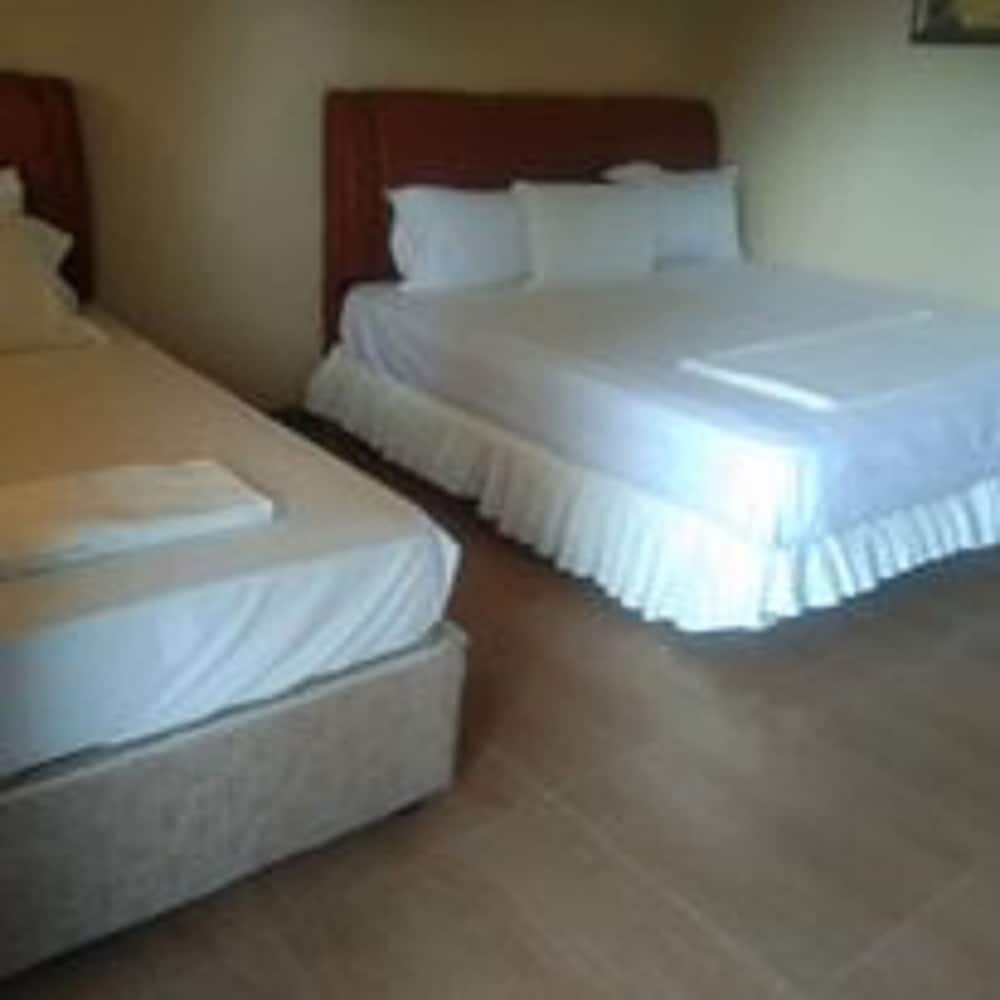 Hana-Natsu Resorts Pool & Hotel
