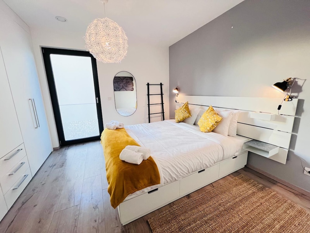 Lovely 1 bedroom flat w balcony&parking