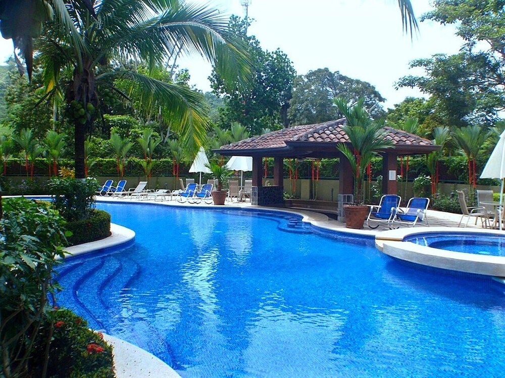 La Torre: Poolside Condo with Scenic Views
