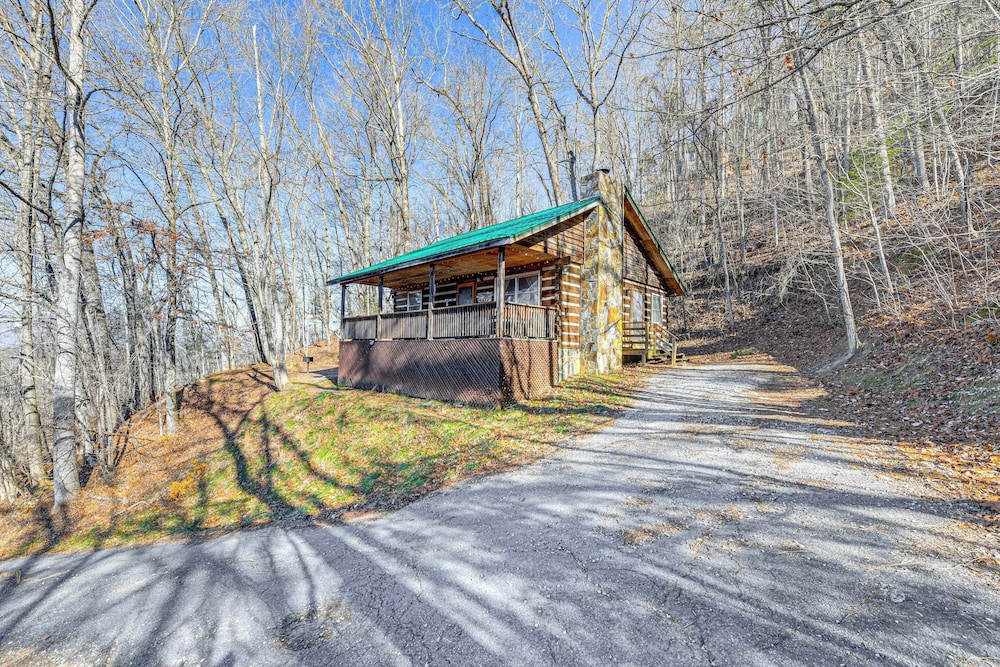 Near Hiking & Rafting: Bryson City Gem w/ Hot Tub!
