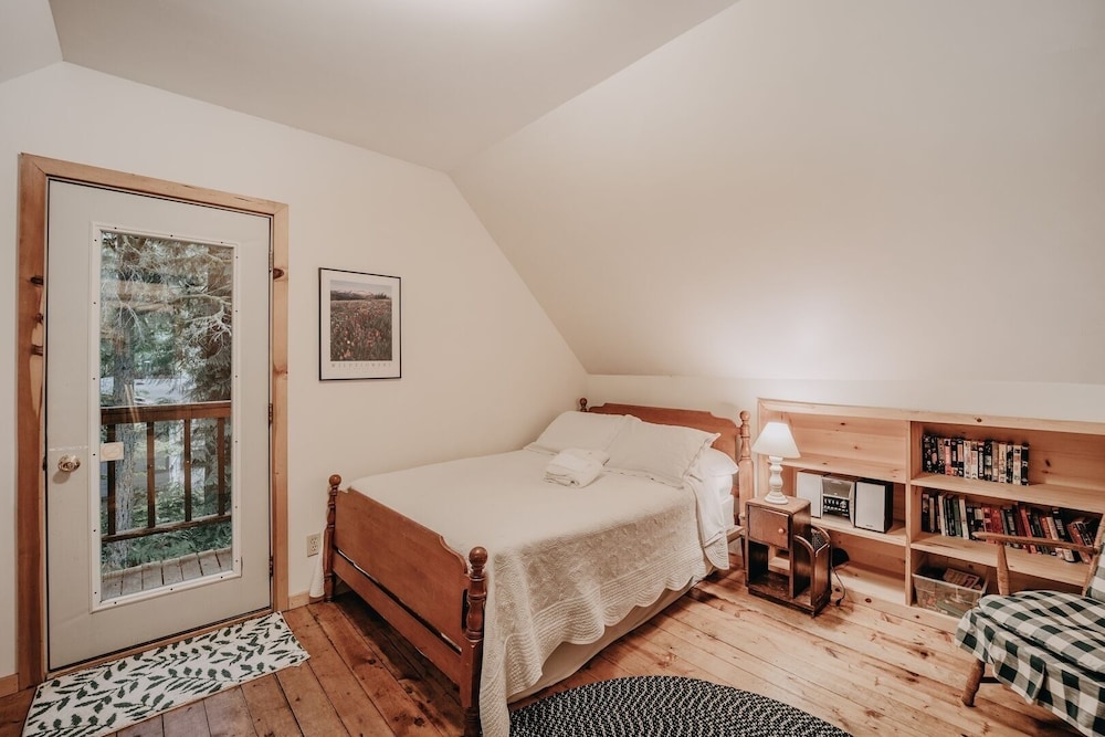 32mbr - Bbq - Pets Ok - Wood Stove - Sleeps 7 3 Bedroom Home by RedAwning