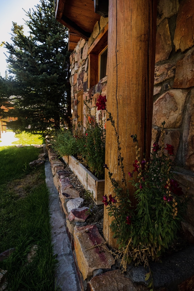 Embers Lodge and Cabins