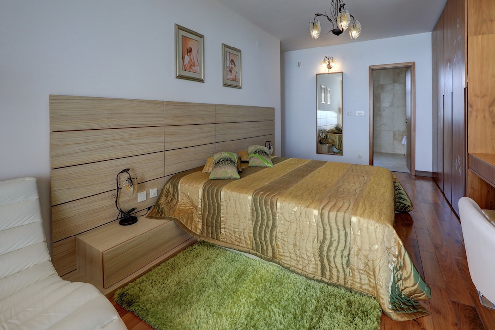 Lighthouse Luxe Estate Apart & Villas