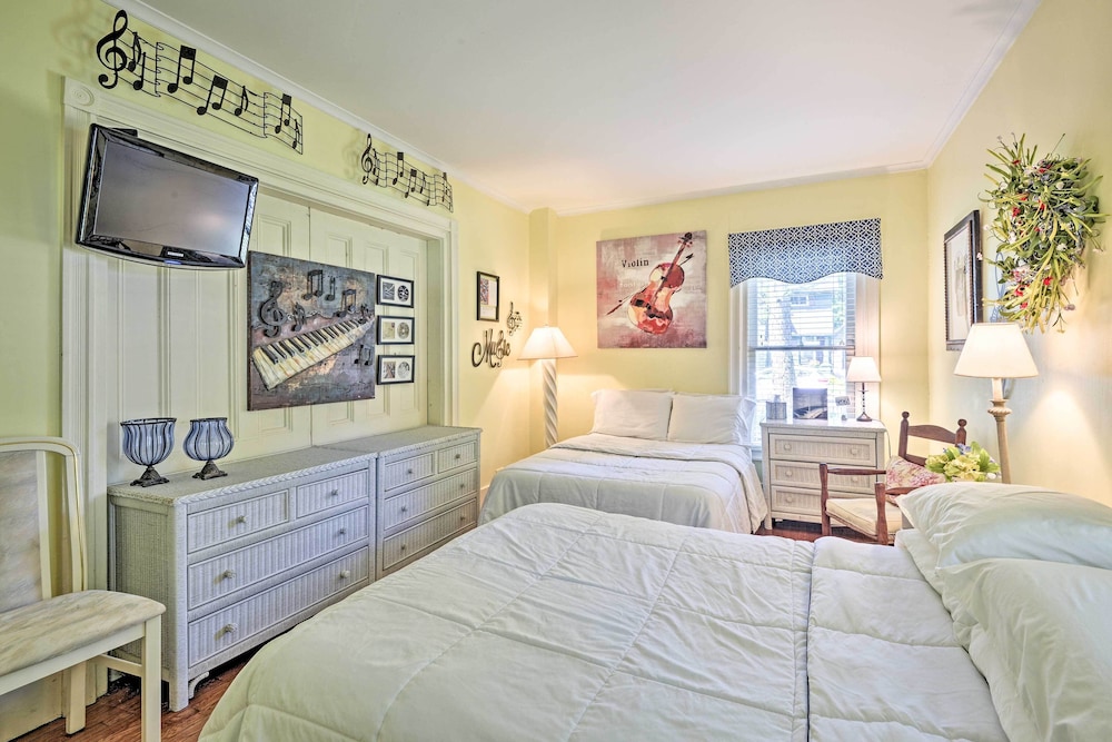 Historic Keuka Lake Estate in Hammondsport w/ Pool