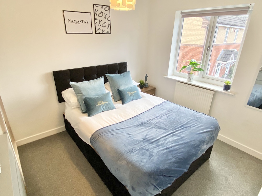 3-bed Townhouse Parking Deep Cleaned view 3
