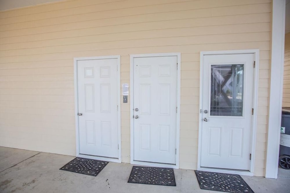 Paw-paw's Place 6 Bedroom Home by RedAwning